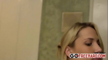 Alanah Rae Sert Sikiş Festivalinde Sulu Göğüslerini Serbest Bırakıyor